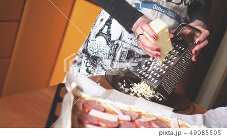 Closeup hand of chef baker making homemade pizza 49085505