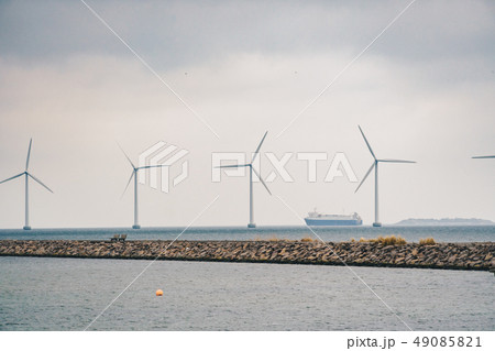 The theme is net power generation and environmental protection. A number of wind blades, wind power The theme is net power generation and environmental protection. A number of wind blades, wind power 49085821