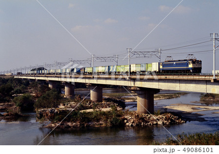 1994年　矢作川を渡るEF651050コンテナ貨物列車 49086101