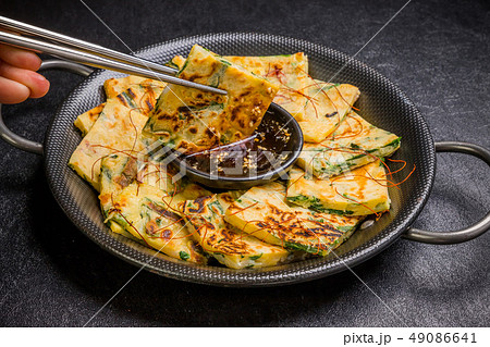 チヂミ 韓国グルメ アジアのお好み焼き jijim and iron pan Korean food チヂミ 韓国グルメ アジアのお好み焼き jijim and iron pan Korean food 49086641
