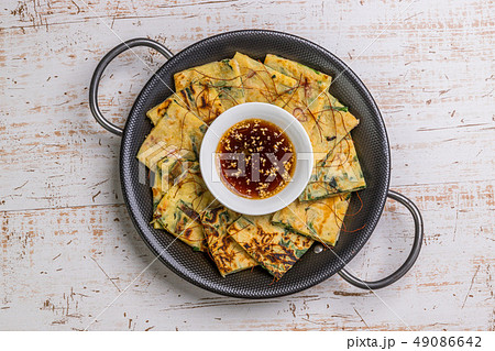 チヂミ　韓国グルメ　アジアのお好み焼き jijim and iron pan Korean food 49086642