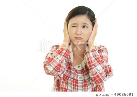 耳を押さえる女性 耳を押さえる女性 49086691