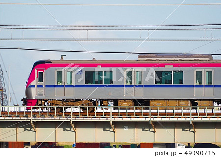 聖蹟桜ヶ丘より望む多摩川橋梁を通過する京王線の写真素材