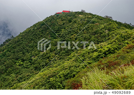 栂海新道・犬ヶ岳から見る栂海山荘 栂海新道・犬ヶ岳から見る栂海山荘 49092689