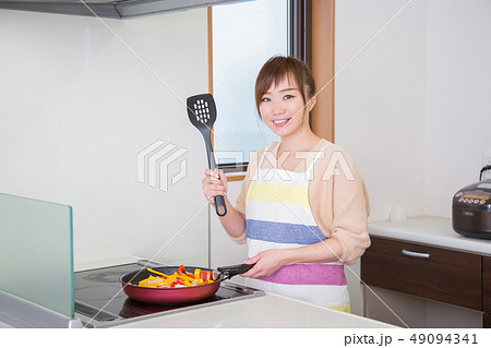 料理する女性 49094341