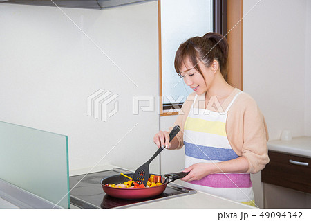 料理する女性 49094342