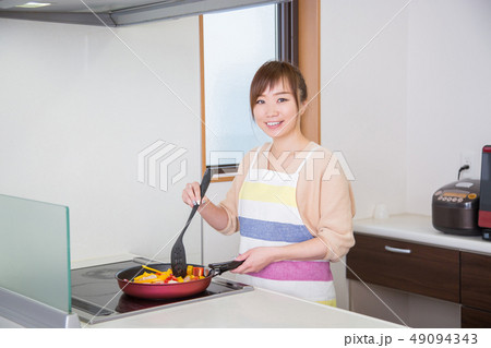 料理する女性 49094343