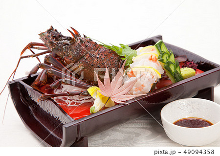 伊勢海老のお造り　豪華な料理の画像 49094358