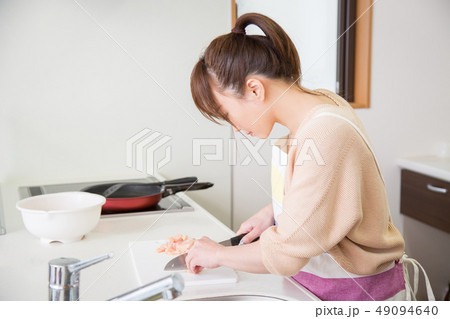 肉を切る女性 49094640