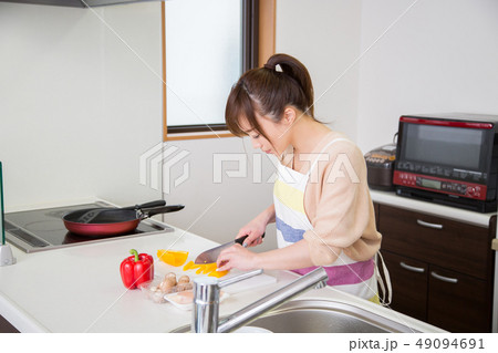 野菜を切る女性 49094691
