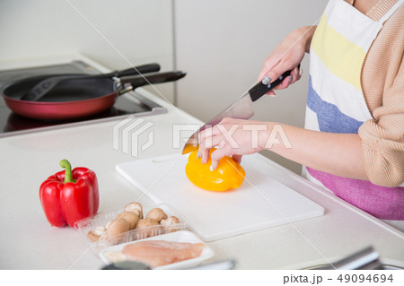 野菜を切る女性 49094694