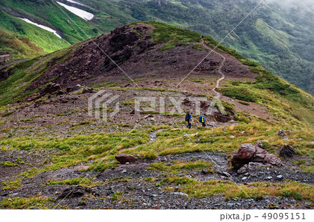 北アルプス・朝日岳稜線を行く登山者 49095151