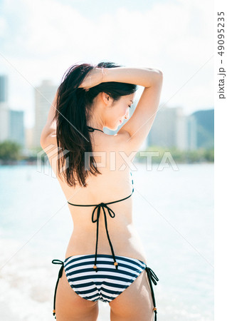 水着の若い女性 水着の若い女性 49095235