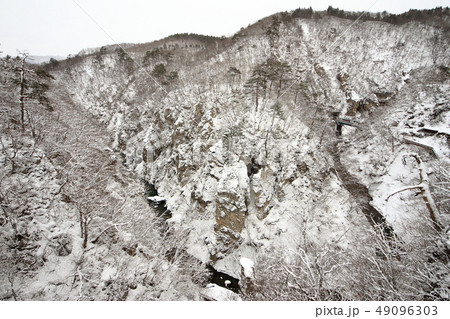 陸羽東線・白銀の鳴子峡を走る普通列車 陸羽東線・白銀の鳴子峡を走る普通列車 49096303
