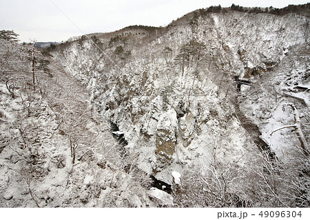 陸羽東線・白銀の鳴子峡を走る観光列車 49096304