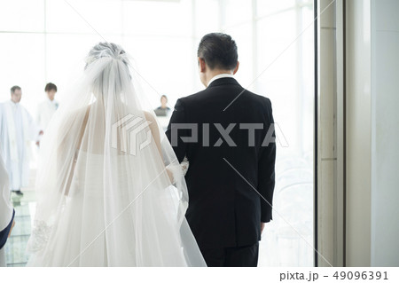 結婚式 新婦と父 結婚式 新婦と父 49096391