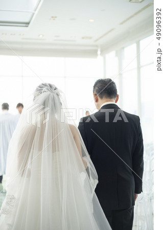 結婚式　新婦と父 49096392