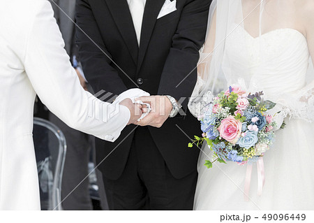 結婚式 父から新郎へバトンタッチ 結婚式 父から新郎へバトンタッチ 49096449