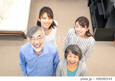ファミリーイメージ　家族　男女 49096544
