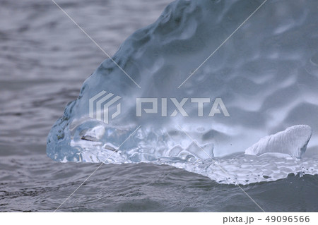 氷河から崩れた氷　アラスカ 49096566