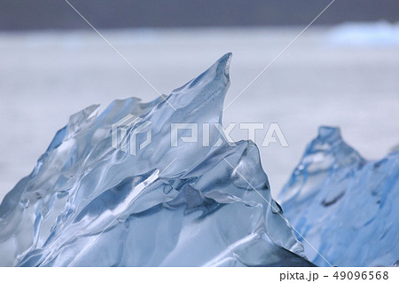 氷河から崩れた氷 アラスカ 氷河から崩れた氷 アラスカ 49096568