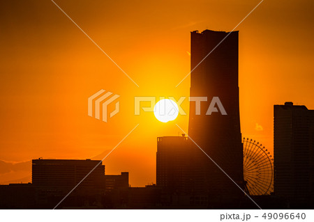 《神奈川県》横浜みなとみらいとダイヤモンド富士 49096640