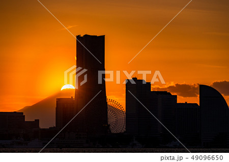 《神奈川県》横浜みなとみらいとダイヤモンド富士 《神奈川県》横浜みなとみらいとダイヤモンド富士 49096650