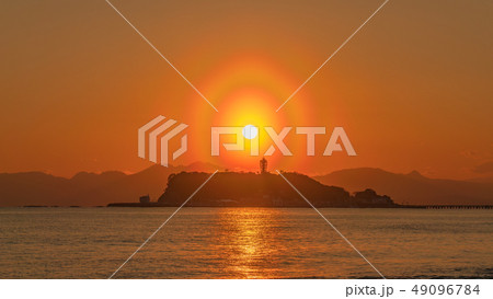 夕日珍景（花粉光輪と江の島） 49096784