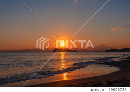夕日珍景(花粉光輪と江の島) 夕日珍景(花粉光輪と江の島) 49096785