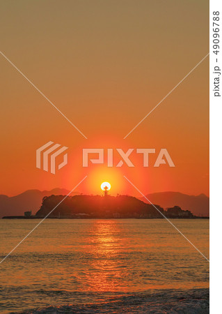 夕日珍景(花粉光輪と江の島) 夕日珍景(花粉光輪と江の島) 49096788