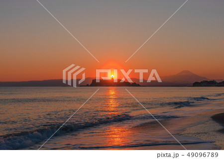 夕日珍景(花粉光輪と江の島) 夕日珍景(花粉光輪と江の島) 49096789