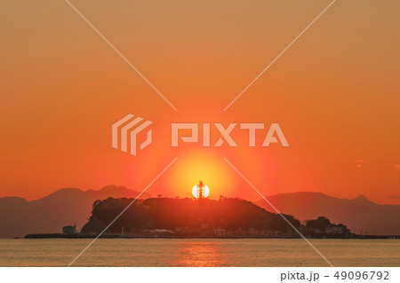 夕日珍景（花粉光輪と江の島） 49096792