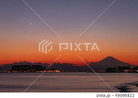 七里ガ浜の夕景 49096822