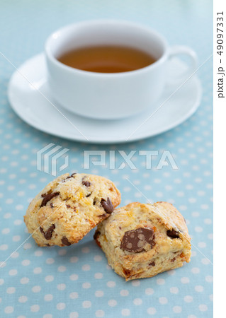 おうちでお菓子作り　チョコチップとオレンジのスコーン 49097331