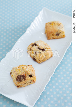 おうちでお菓子作り　チョコチップとオレンジのスコーン 49097338