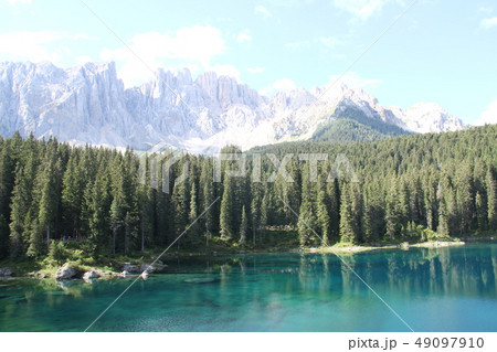 カレッツァ湖とドロミティ山塊 49097910