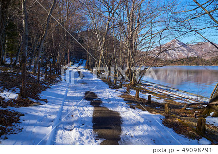 日光中禅寺湖 遊歩道南岸の残雪と社山方面 49098291