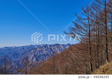 奥日光 残雪の半月峠から西側の山々(皇海山等)眺望 奥日光 残雪の半月峠から西側の山々(皇海山等)眺望 49098295