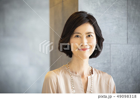 50代女性 49098318