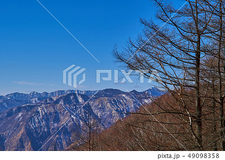 奥日光 残雪の半月峠から西側の山々(皇海山等)眺望 奥日光 残雪の半月峠から西側の山々(皇海山等)眺望 49098358