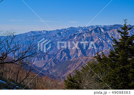 奥日光 残雪の半月峠から南西側の山々（皇海山等）眺望 49098363