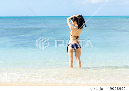 水着の若い女性の写真素材 49098942 Pixta