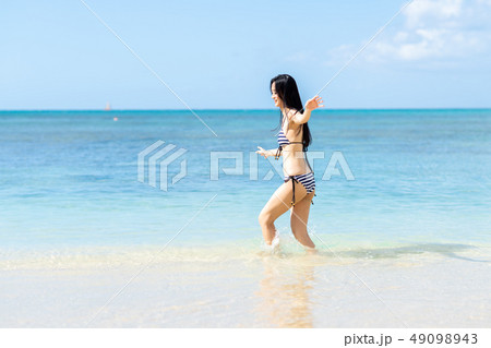 水着の若い女性 49098943