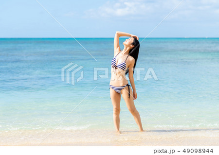 水着の若い女性 49098944