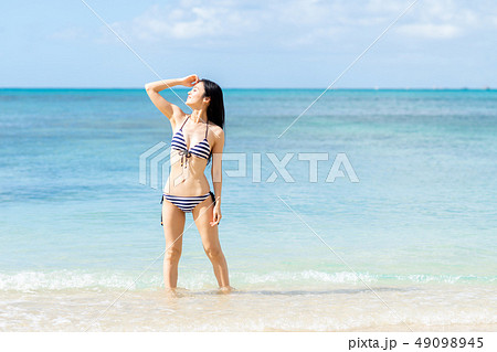 水着の若い女性 49098945