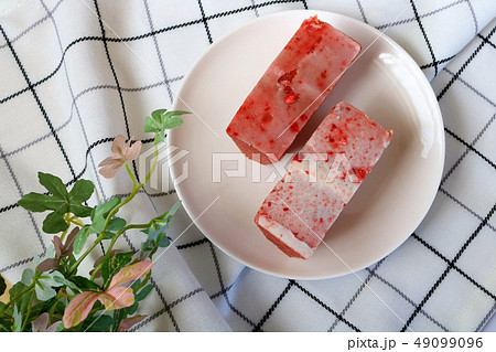 いちごの焼き菓子 49099096