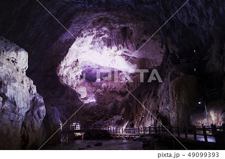 洞窟 鍾乳洞 のイラスト素材