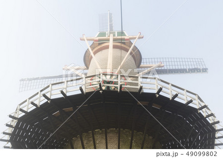 宮城長沼フートピア公園朝霧の中のオランダ風車 49099802