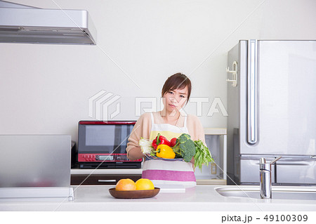 野菜を持つ女性（困る） 49100309