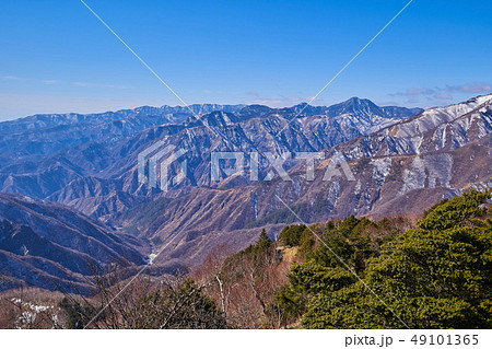 奥日光 半月山展望所から南西側の残雪の山々（皇海山等）眺望 49101365